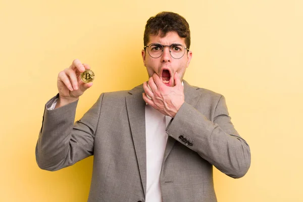 Joven Hombre Guapo Con Boca Los Ojos Bien Abiertos Mano — Foto de Stock