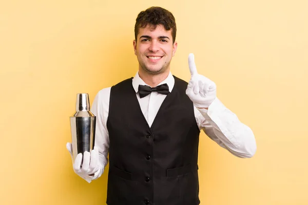 Jeune Homme Beau Sourire Air Amical Montrant Numéro Cocktail Barman — Photo