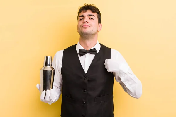 Ung Stilig Man Ser Arrogant Framgångsrik Positiv Och Stolt Bartender — Stockfoto