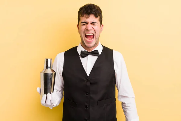 Jovem Homem Bonito Gritando Agressivamente Parecendo Muito Irritado Cocktail Barman — Fotografia de Stock