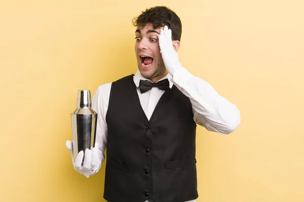 Jovem Homem Bonito Sentindo Feliz Animado Surpreso Cocktail Barman — Fotografia de Stock