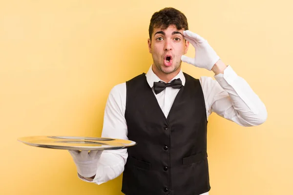 Jovem Homem Bonito Que Parece Feliz Surpreso Surpreso Conceito Garçom — Fotografia de Stock