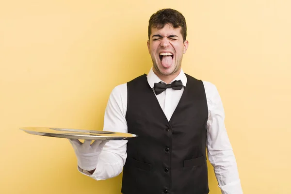 Jovem Homem Bonito Com Atitude Alegre Rebelde Brincando Língua Furando — Fotografia de Stock