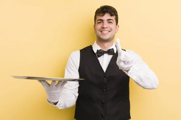 Jovem Bonito Homem Sorrindo Orgulhosamente Confiantemente Fazendo Número Conceito Garçom — Fotografia de Stock