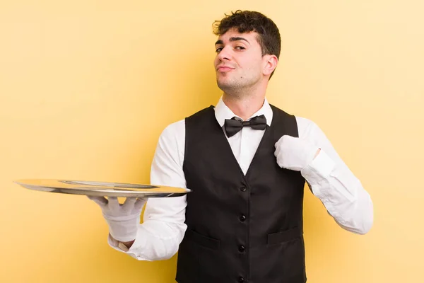 Jovem Homem Bonito Que Parece Arrogante Bem Sucedido Positivo Orgulhoso — Fotografia de Stock