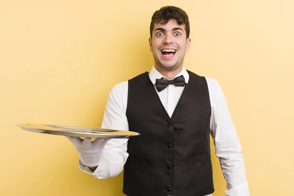 Junger Gutaussehender Mann Der Glücklich Und Angenehm Überrascht Aussieht Kellner — Stockfoto