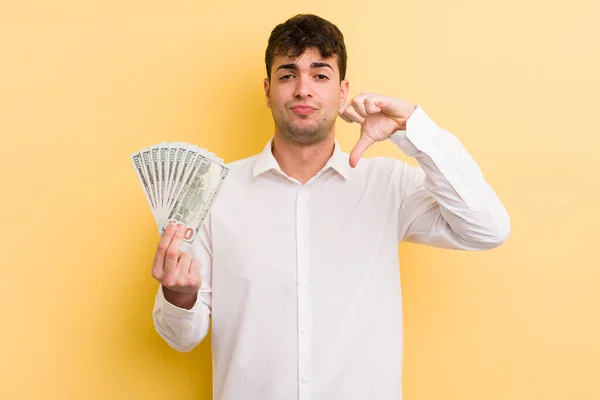 Jonge Knappe Man Die Boos Duimen Naar Beneden Laat Zien — Stockfoto