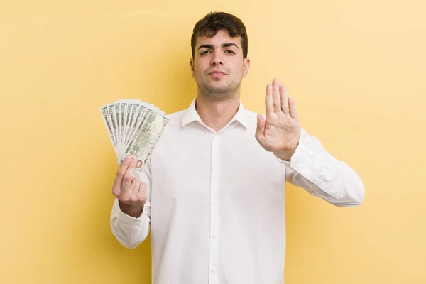 Jonge Knappe Man Die Serieus Uitziet Een Open Handpalm Laat — Stockfoto