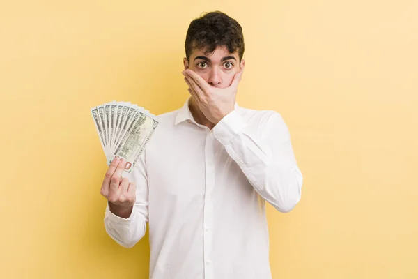 若いハンサムな男がショックで手で口を覆っている お金の概念 — ストック写真