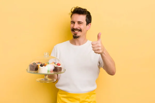 Jovem Homem Bonito Sentindo Orgulhoso Sorrindo Positivamente Com Polegares Para — Fotografia de Stock