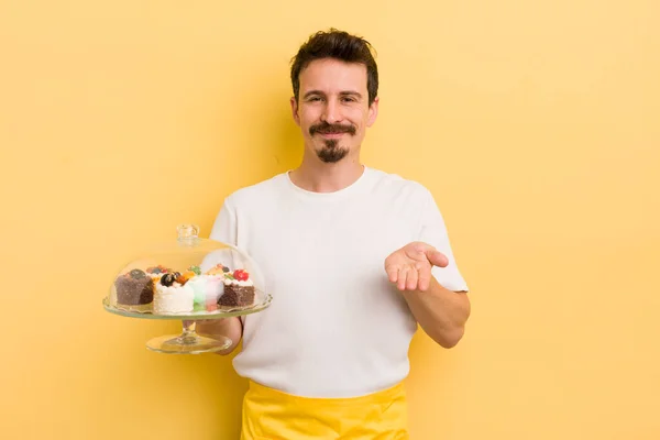 Jovem Bonito Homem Sorrindo Feliz Com Amigável Oferecendo Mostrando Conceito — Fotografia de Stock