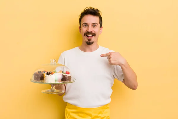 若いハンサムな男は幸せと興奮して自分自身を指しています 家で作るケーキのコンセプト — ストック写真