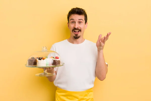 Jovem Homem Bonito Sentindo Feliz Surpreso Perceber Uma Solução Ideia — Fotografia de Stock