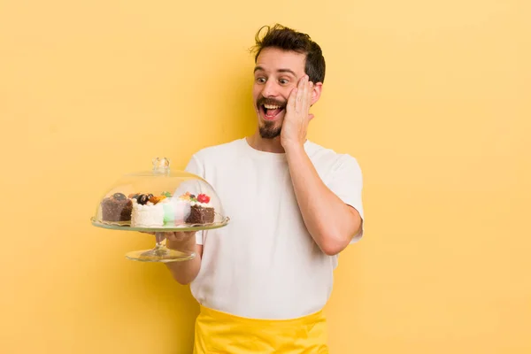 若いハンサムな男は 興奮し 驚いて幸せを感じている 家で作るケーキのコンセプト — ストック写真