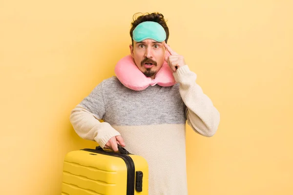 Joven Hombre Guapo Mirando Sorprendido Realizando Nuevo Pensamiento Idea Concepto — Foto de Stock