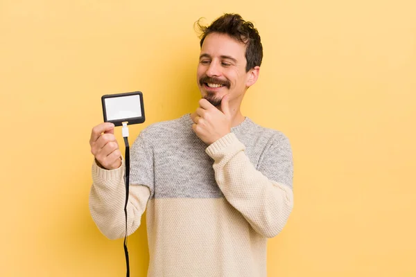 Jovem Homem Bonito Sorrindo Com Uma Expressão Feliz Confiante Com — Fotografia de Stock