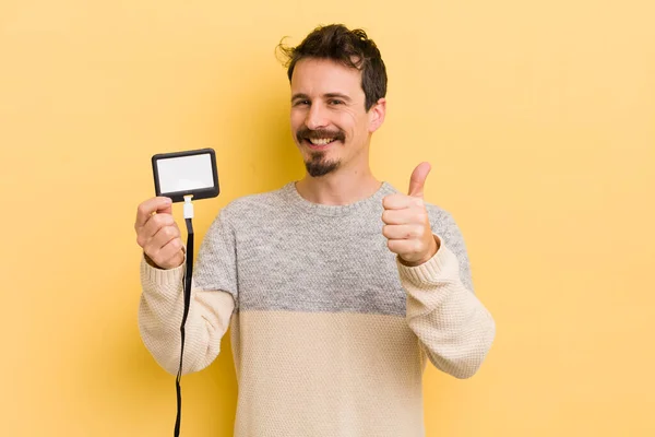 Jovem Homem Bonito Sentindo Orgulhoso Sorrindo Positivamente Com Polegares Para — Fotografia de Stock