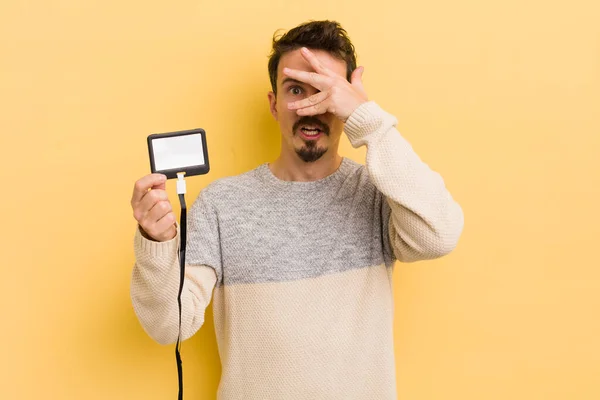 Ung Stilig Man Ser Chockad Rädd Eller Skräckslagen Täcker Ansiktet — Stockfoto