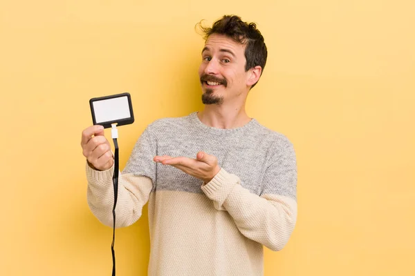 Jovem Bonito Homem Sorrindo Alegremente Sentindo Feliz Mostrando Conceito Vip — Fotografia de Stock