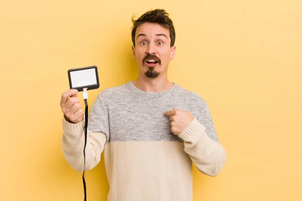 Junger Gutaussehender Mann Der Schockiert Und Überrascht Mit Weit Aufgerissenem — Stockfoto