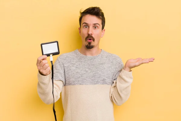 Ung Stilig Man Ser Förvånad Och Chockad Med Käken Tappade — Stockfoto