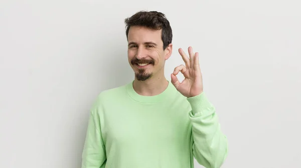 Jovem Bonito Homem Sentindo Feliz Mostrando Aprovação Com Gesto — Fotografia de Stock