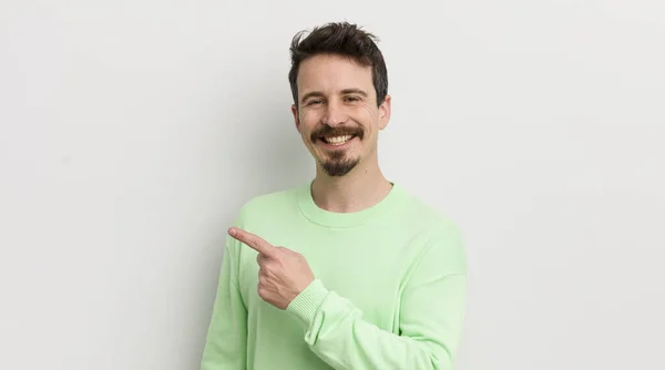 Joven Hombre Guapo Sonriendo Alegremente Sintiéndose Feliz Señalando Lado — Foto de Stock