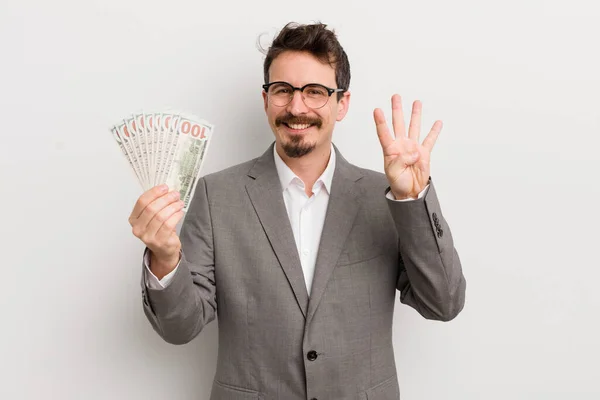 Jonge Knappe Man Glimlachend Vriendelijk Toont Nummer Vier Zakenman Bankbiljetten — Stockfoto
