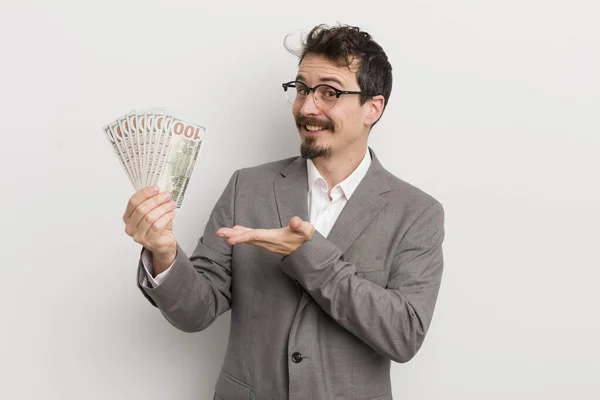 Joven Hombre Guapo Sonriendo Alegremente Sintiéndose Feliz Mostrando Concepto Hombres — Foto de Stock