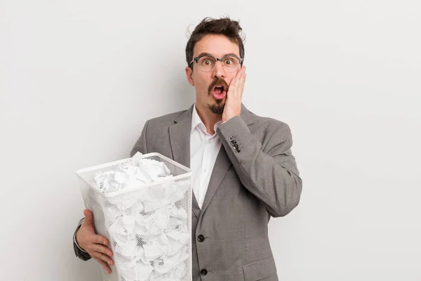 Jovem Homem Bonito Sentindo Chocado Assustado Bolas Papel Conceito Cesta — Fotografia de Stock