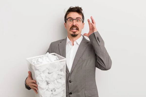 Jeune Homme Beau Criant Avec Les Mains Air Boules Papier — Photo