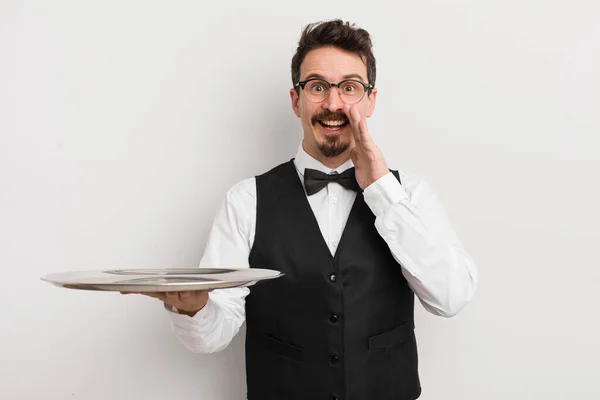 Genç Yakışıklı Adam Mutlu Hissediyor Elleri Ağzının Kenarında Bağırıyor Garson — Stok fotoğraf