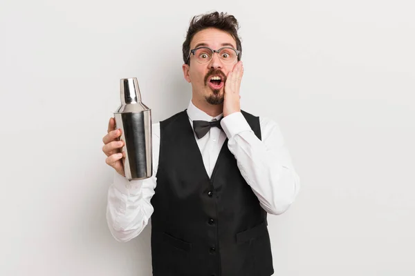 Jovem Homem Bonito Sentindo Chocado Assustado Barman Cocktail — Fotografia de Stock