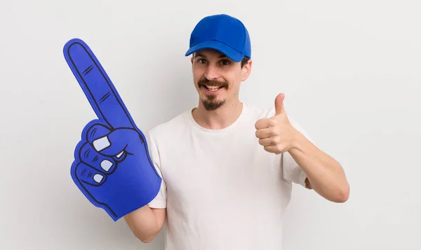 Jovem Homem Bonito Sentindo Orgulhoso Sorrindo Positivamente Com Polegares Para — Fotografia de Stock