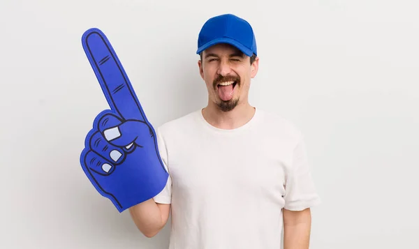 Joven Hombre Guapo Con Actitud Alegre Rebelde Bromeando Sacando Lengua — Foto de Stock