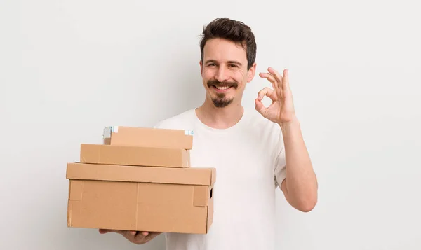 Jovem Bonito Homem Sentindo Feliz Mostrando Aprovação Com Gesto Conceito — Fotografia de Stock