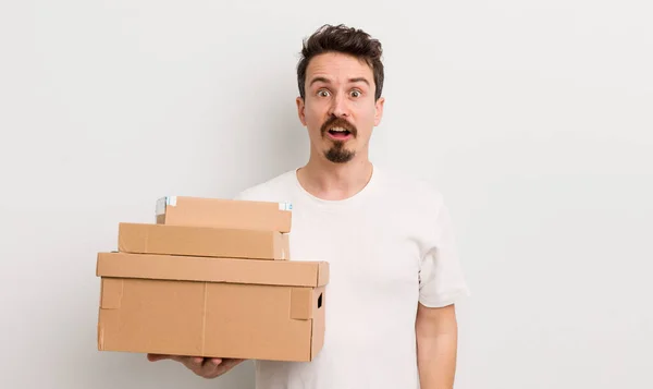 Jovem Homem Bonito Olhar Muito Chocado Surpreso Conceito Caixas Transporte — Fotografia de Stock