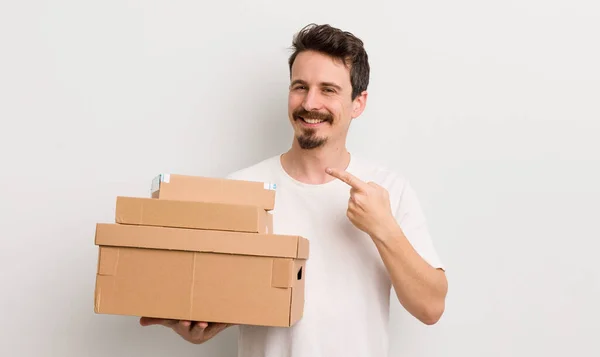 Jovem Bonito Homem Sorrindo Alegremente Sentindo Feliz Apontando Para Lado — Fotografia de Stock