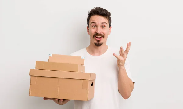 Jovem Homem Bonito Sentindo Feliz Surpreso Perceber Uma Solução Ideia — Fotografia de Stock