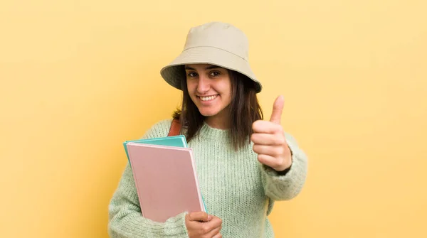 年轻的惊慌失措的女人感到自豪 微笑着竖起大拇指 学生概念 — 图库照片