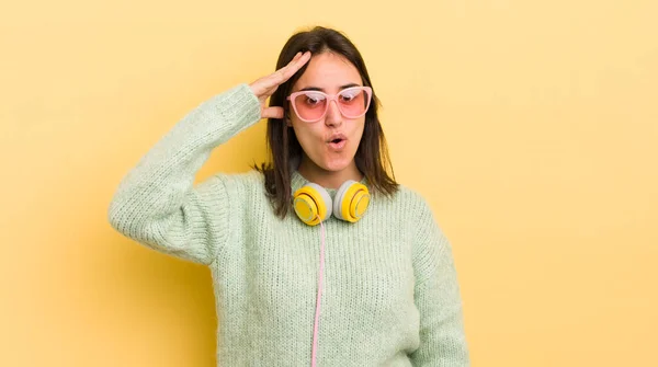Νεαρή Ισπανίδα Που Δείχνει Ευτυχισμένη Έκπληκτη Και Έκπληκτη Ακουστικά Και — Φωτογραφία Αρχείου