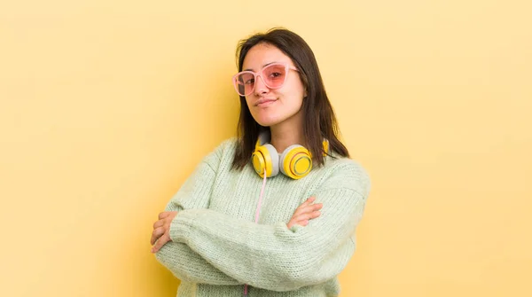 Genç Spanyol Kadın Omuz Silkiyor Kafası Karışık Kararsız Kulaklık Güneş — Stok fotoğraf