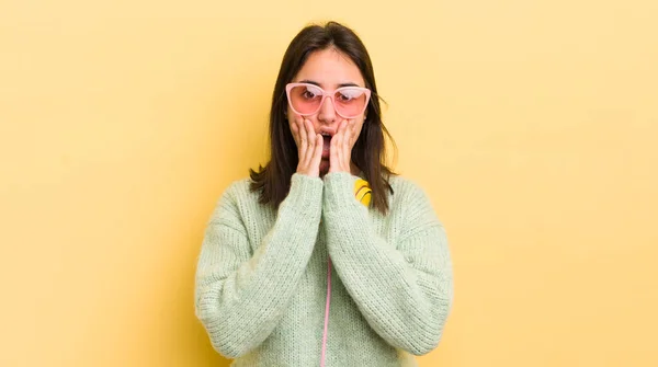 Młoda Latynoska Kobieta Czuje Się Zszokowana Przerażona Słuchawki Koncepcja Okularów — Zdjęcie stockowe