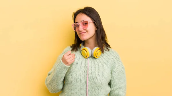 Νεαρή Ισπανίδα Που Δείχνει Αλαζονική Επιτυχημένη Θετική Και Περήφανη Ακουστικά — Φωτογραφία Αρχείου