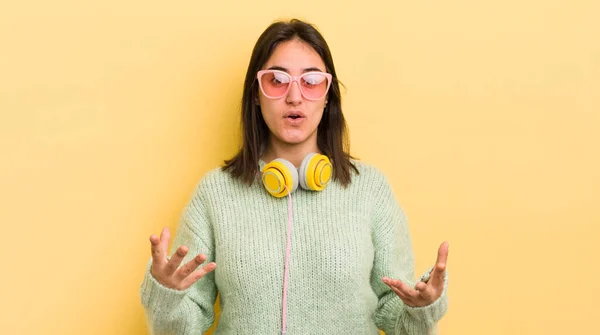Νεαρή Ισπανίδα Έκπληκτη Σοκαρισμένη Και Έκπληκτη Μια Απίστευτη Έκπληξη Ακουστικά — Φωτογραφία Αρχείου