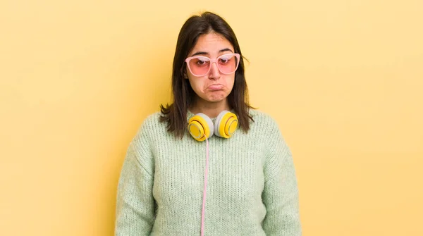 Jonge Spaanse Vrouw Voelt Zich Verdrietig Zeurderig Met Een Ongelukkige — Stockfoto