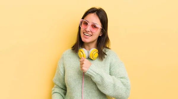 Jovem Hispânica Sentindo Feliz Enfrentando Desafio Celebrando Fones Ouvido Óculos — Fotografia de Stock