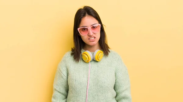 Junge Hispanische Frau Verwirrt Und Verwirrt Kopfhörer Und Sonnenbrille — Stockfoto