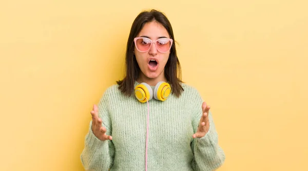 Fiatal Spanyol Érzi Rendkívül Megdöbbent Meglepett Fejhallgató Napszemüveg Koncepció — Stock Fotó