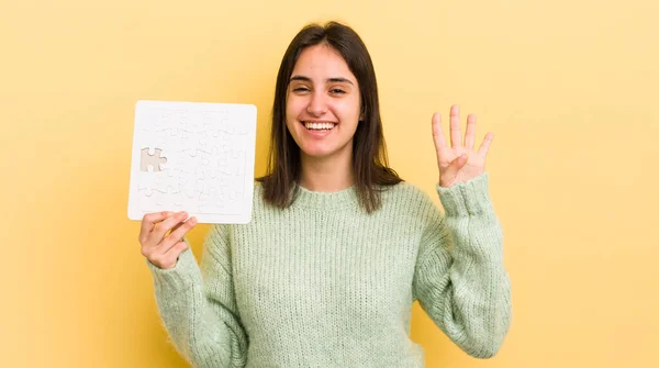 Genç Spanyol Kadın Gülümsüyor Arkadaş Canlısı Görünüyor Dört Numarayı Gösteriyor — Stok fotoğraf